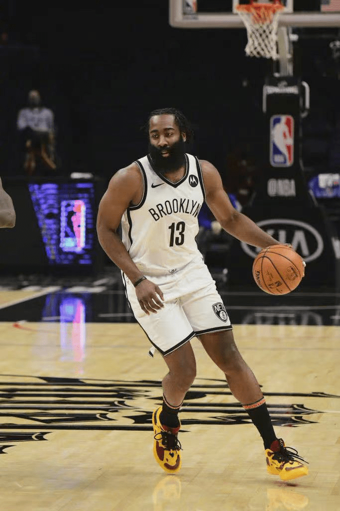 马刺横扫篮网，萨姆·米切尔打破历史纪录的简单介绍